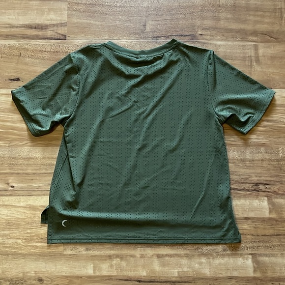 NWT Zyia tee size large. - Picture 4 of 5